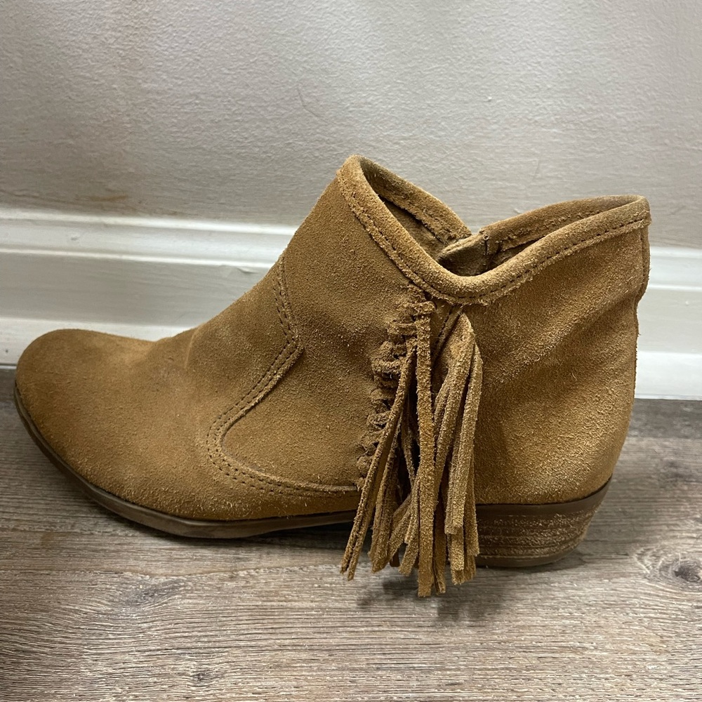 minnetonka fringe ankle booties size 8